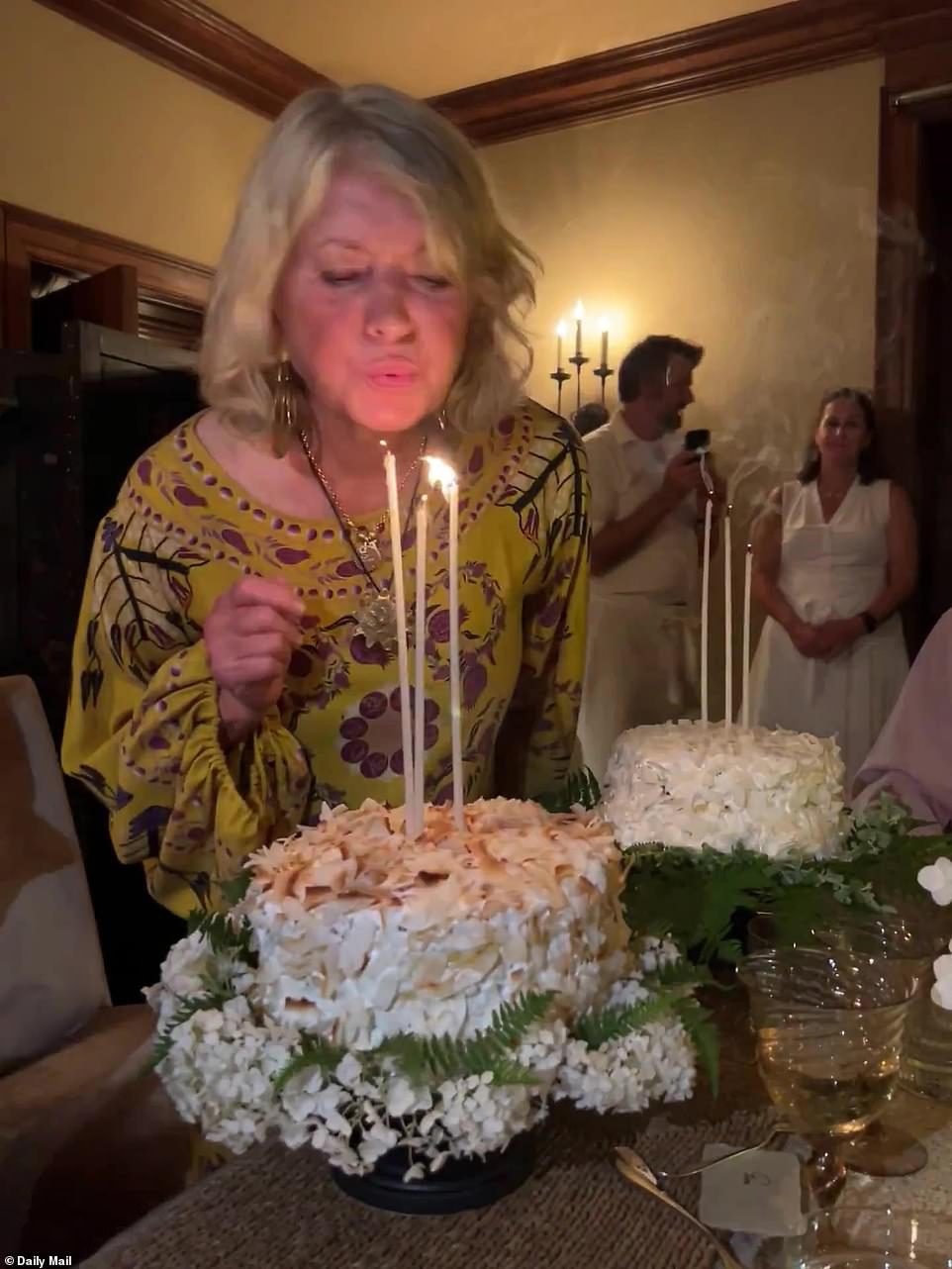 Születésnapja: A vendégek élvezik a Chardonnay-ját, a 19 Martha Chard Crimes-t, valamint Molly Chapelt, Cabernet Sauvignon barátját