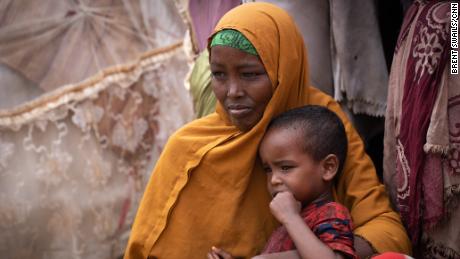Az anyák éhínségtől tartva kénytelenek eltemetni gyermekeiket Szomáliában