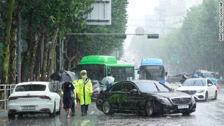 Heves esőzésben autók zártak el egy utat a dél-koreai Szöulban augusztus 9-én.