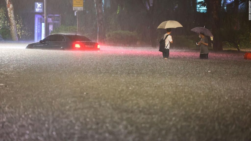 Szöuli áradások: Rekord esőzések haltak meg legalább 8 embert Dél-Korea fővárosában, amikor az épületek és az autók elöntöttek