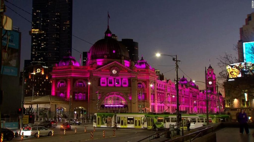 Olivia Newton-John: Az ausztrál tereptárgyak rózsaszínben ragyognak az énekesnő és a rákaktivista tiszteletére