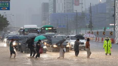 Rekord eső legalább 9 ember halálát okozta Szöulban, amikor a víz épületeket és autókat öntött el