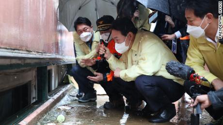 Yoon Seok-yeol dél-koreai elnök augusztus 10-én felkeresi a szöuli Gwanak elárasztott pincéjét, ahol egy család meghalt az árvíz következtében.