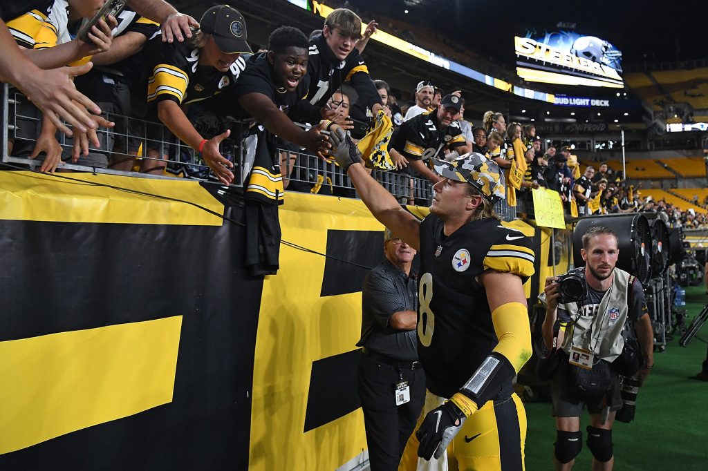 Kenny Beckett pofon vágja a közönséget a Steelers Seahawks elleni szombati győzelme után.