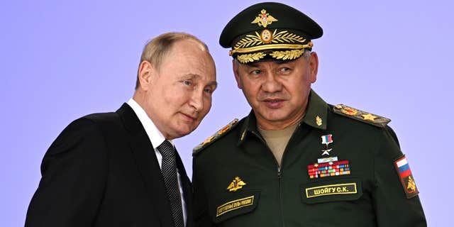 Vlagyimir Putyin orosz elnök, baloldalon, ígéretet tett arra, hogy fokozza Oroszország katonai együttműködését szövetségeseivel az Army 2022 Nemzetközi Katonai és Technikai Fórumon a Moszkva melletti Patriot Parkban 2022. augusztus 15-én.