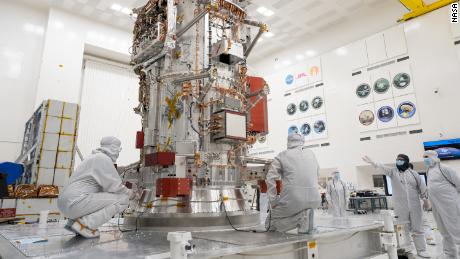 A missziós csapat jelenleg a High Bay 1-en szereli össze az Europa Clippert, amely a NASA Jet Propulsion Laboratory tisztaszobája, ahol más történelmi küldetéseket hajtottak végre az indítás előtt.