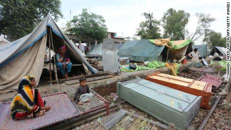 A lakosok augusztus 24-én a pakisztáni Pandzsáb tartományban, Rajanpur körzetében keresnek menedéket egy ideiglenes táborban.