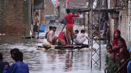 Több mint 900 ember halt meg pakisztáni monszun esőzések és áradások következtében, köztük 326 gyerek