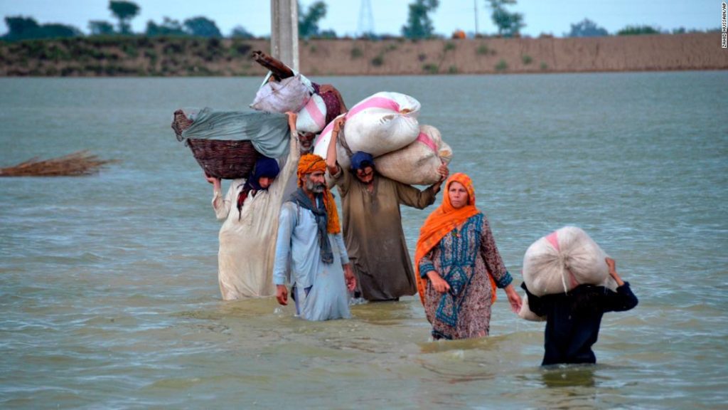 Egy miniszter szerint a pakisztáni árvizek 33 millió embert érintettek az elmúlt évtized legsúlyosabb katasztrófájában