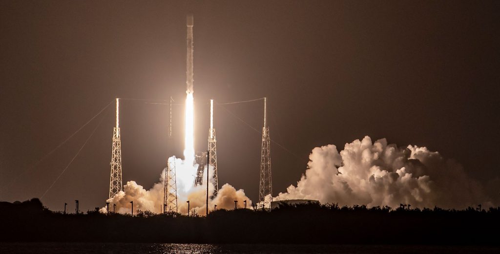 A SpaceX Falcon 9 rakéta megdöntötte a hasznos tehertömeg-rekordot a javított nyomásfokozóval