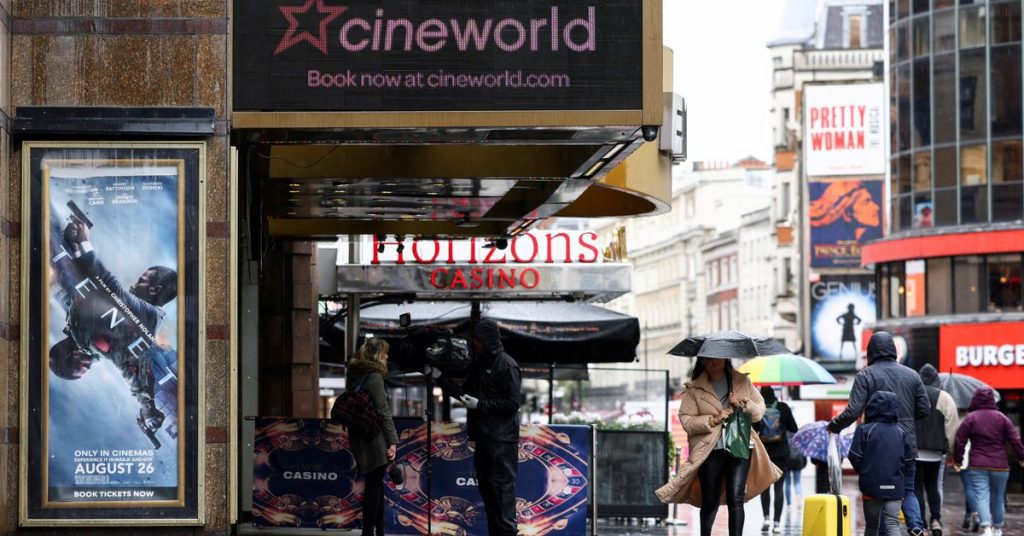 A Cineworld részvényei a csődjelentés elkészítése miatt estek