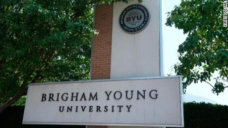 A Brigham Young Egyetem bocsánatot kér, és eltiltja a szurkolóktól a röplabda-mérkőzés alatti rasszista szidalmak miatt