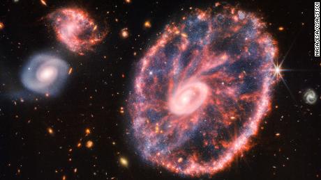 Ritka típusú galaxisok kápráztatnak el az új Webb teleszkóp képén
