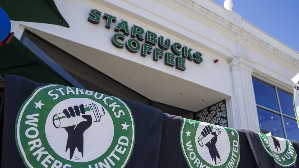 A Starbucks szakszervezet arra kéri a kávéóriást, hogy terjessze ki a bérek és juttatások emelését a szakszervezeti üzletekre