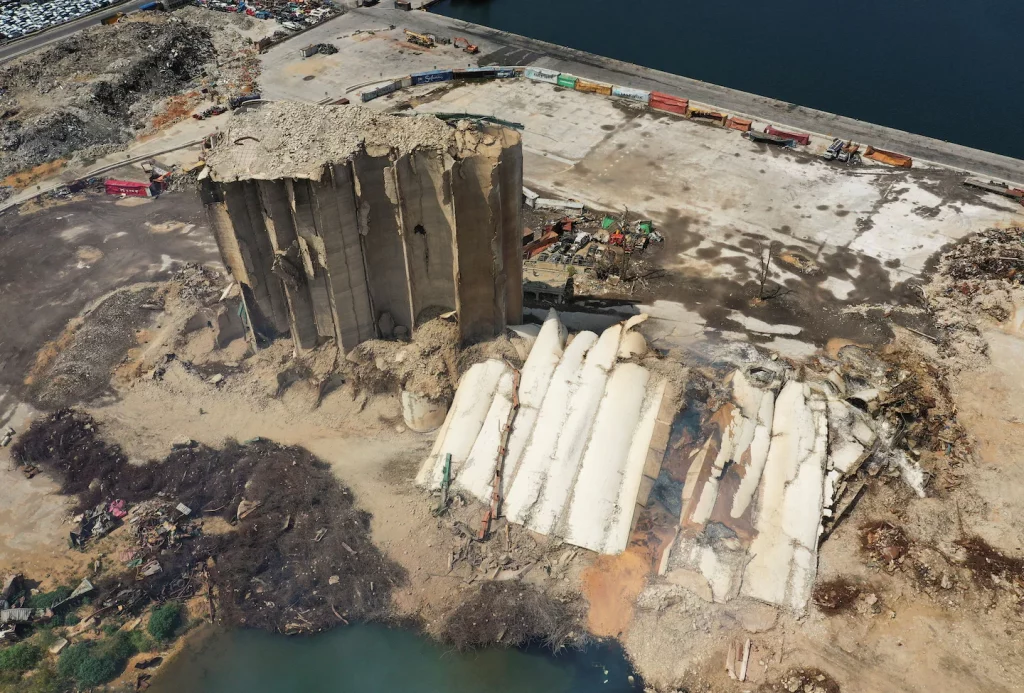 A bejrúti kikötőben lévő gabonasilók megsérültek a robbanás következtében, és végül összedőltek