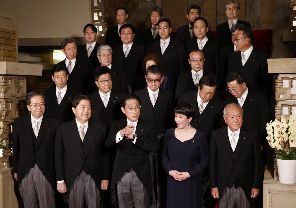 A japán miniszterelnök megtisztítja a kormányt, miután az egyházi kapcsolatok támogatása alábbhagyott