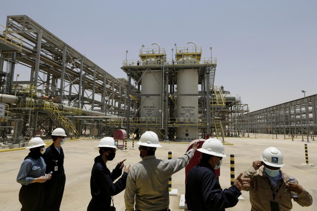 A magas olajárak segítségével a Saudi Aramco 88 milliárd dollárt keresett az első félévben