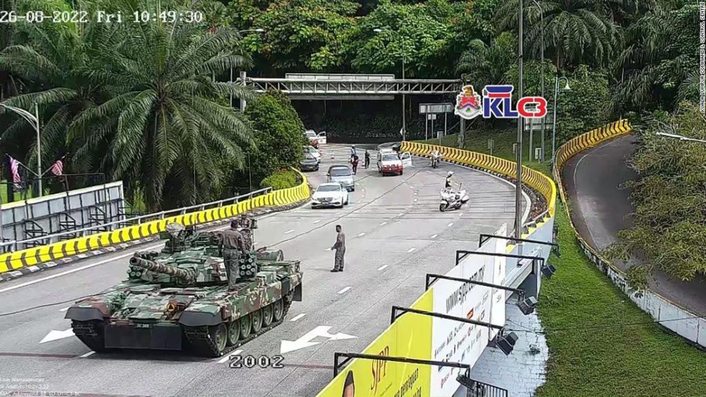 A malajziai hadsereg bocsánatot kért, miután harckocsik és páncélozott járművek összeomlottak Kuala Lumpurban