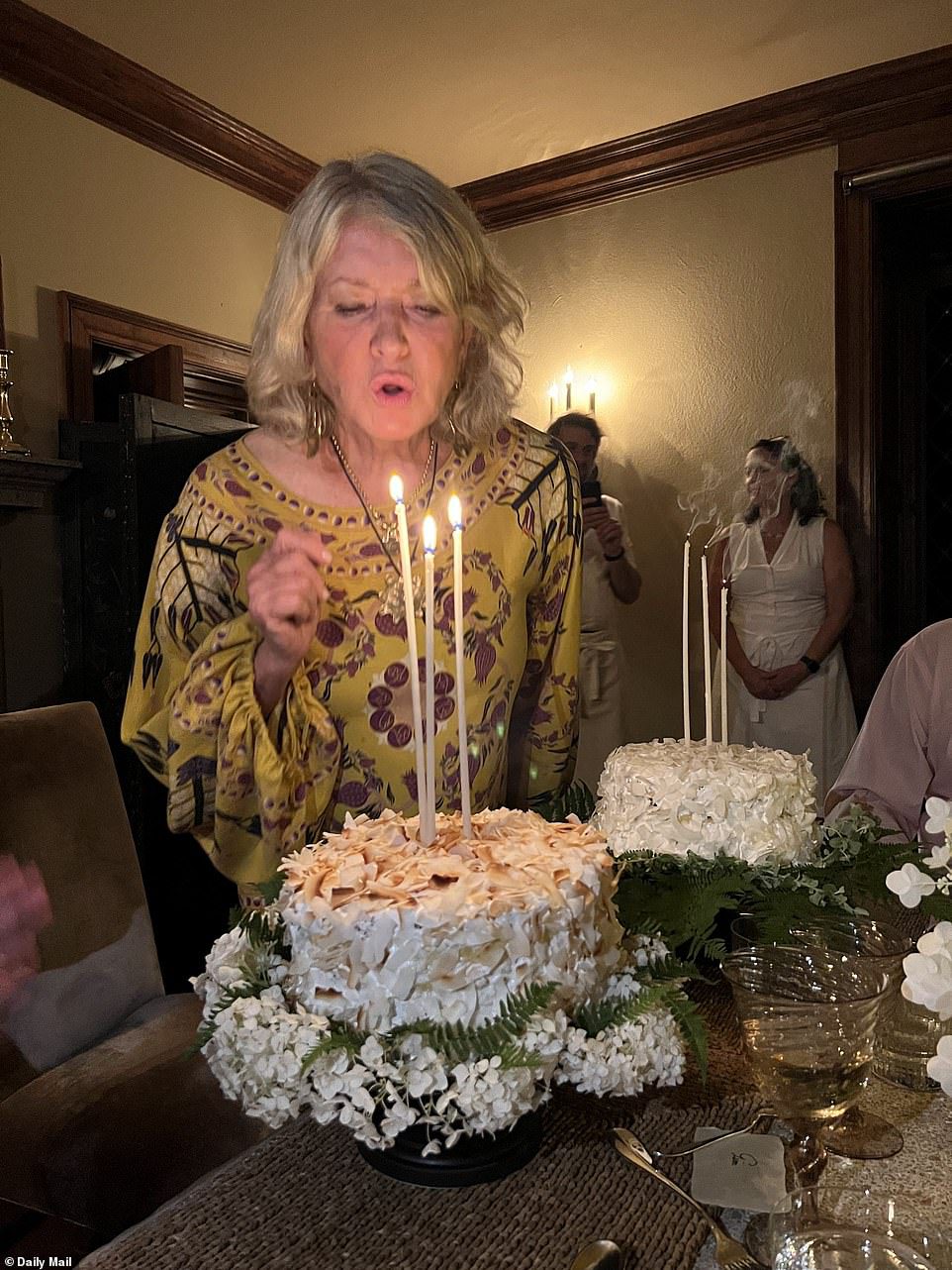 Karácsonyi ünnepségek: Martha Stewart a Maine állambeli Seal Harborban lévő otthonában ünnepelte 81. születésnapját legjobb barátaival