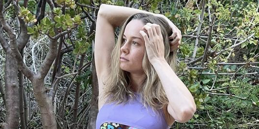 Brie Larsonnak hatalmas faragott hasa van, lábai bikiniben IG képeken