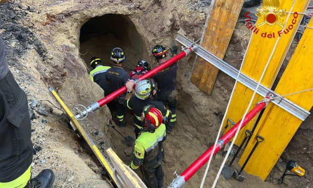 Az elsősegélynyújtók egy alagutat vizsgálnak meg, amelyet az út egy részének beomlása után fedeztek fel Róma központjában