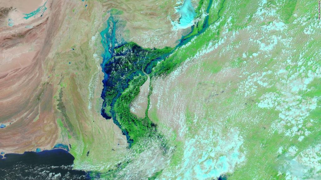 Műholdfelvételek mutatták, hogy Pakisztán elöntötte a legújabb 100 km széles tavat