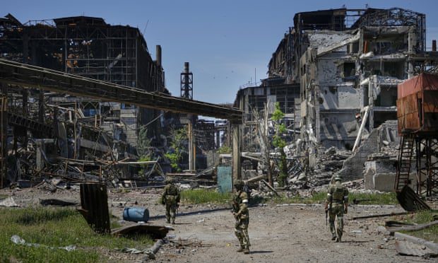 Orosz katonák járőröznek az Azovstal Kohászati ​​Kombinum területén, Mariupolban, az orosz ellenőrzés alatt álló donyecki régióban.