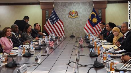 Nancy Pelosi, az Egyesült Államok Képviselőházának elnöke a malajziai Kuala Lumpurban találkozik malajziai politikusokkal augusztus 3-án.
