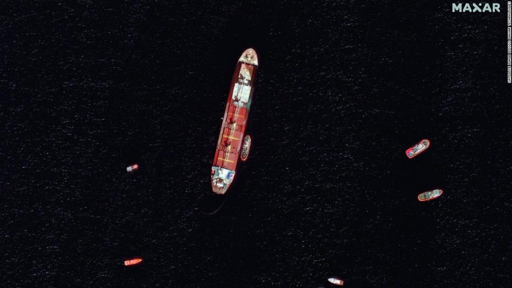 Gibraltár versenyt fut az idővel, hogy megállítson egy olajszennyezést a parton egy teherhajóról, miután ütközött egy gázszállító tartályhajóval