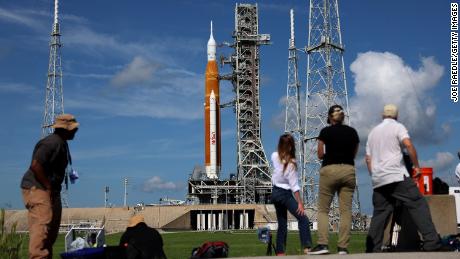 Fotósok és riporterek dolgoznak hétfőn a NASA Artemis 1 rakétája közelében a Kennedy Űrközpontban.  Számos probléma akadályozta meg a későbbi rendszerindítást.