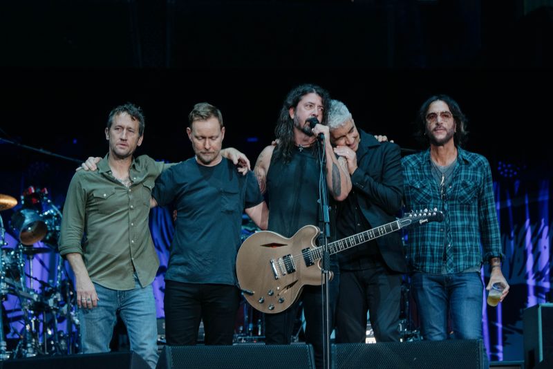 A Foo Fighters Taylor Hawkins dobos előtt tiszteleg a londoni koncerten
