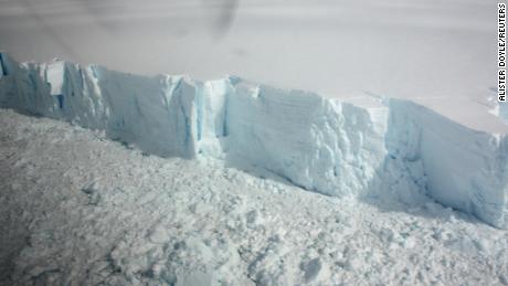 Műholdfelvételeken látható, hogy a világ legnagyobb jégtakarója gyorsabban törik szét, mint azt korábban gondolták