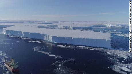 Az amerikai Antarktisz Program kutatóhajója, a Nathaniel B Palmer 2019-ben a thwaitesi keleti jégtakaró közelében üzemel.