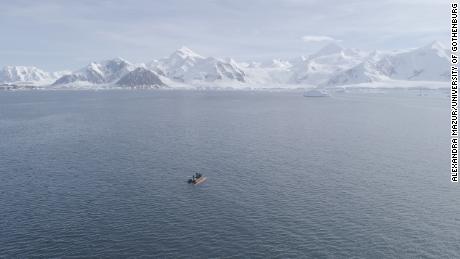 Egy munkahajó visszaszerzi a Rán autonóm járművet az Antarktiszi-félsziget egyik fjordjában a Thwaites-gleccserhez vezető expedíció során 2019-ben. 