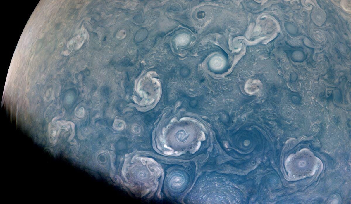 NASA-kép örvényszerű örvényekről, amelyek óriási viharokat ábrázolnak a Jupiteren.
