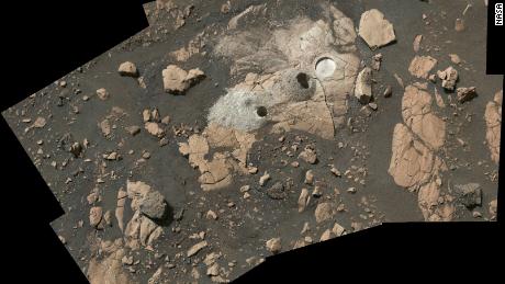Ez a rover által készített mozaik megmutatja, hol nevezték el a NASA tudósai Wildcat Ridge-nek a kitartó mintavételt és a sziklák erózióját.