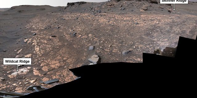A NASA Perseverance roverje kőzetmintákat gyűjtött a lehetséges jövőbeni Földre való visszatéréshez két olyan helyről, amelyek a Jezero-kráter Marsról készült képén szerepelnek: "Vadmacska gerinc" (balra lent) és "Skinner Ridge" (jobb felső). 