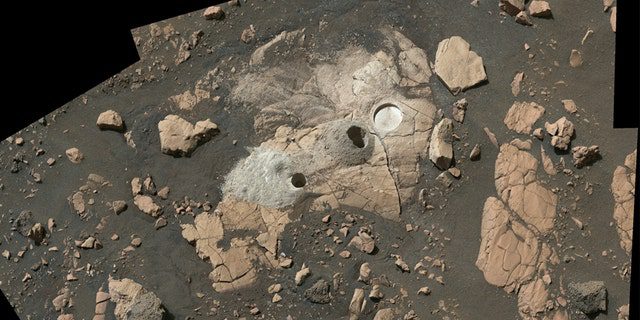 Ez a mozaik a NASA Mars-szondájának több képéből áll, és egy sziklás kiemelkedést mutat, az úgynevezett "Vadmacska gerinc" A rover kihúzott két sziklás magot, és lekapart egy kör alakú foltot, hogy ellenőrizze a szikla összetételét. 