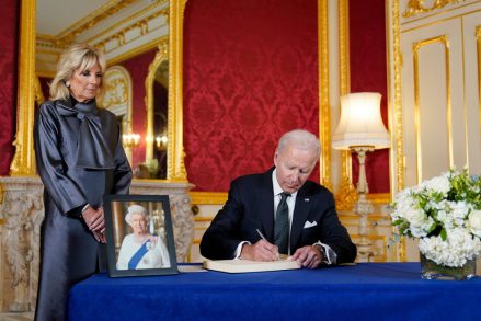 Joe Biden elnök részvétnyilvánító könyvet ír alá a londoni Lancaster House-ban II. Erzsébet királynő halála után, miközben Jill Biden First Lady a Royals Bidenben néz, London, Egyesült Királyság – 2022. szeptember 18.
