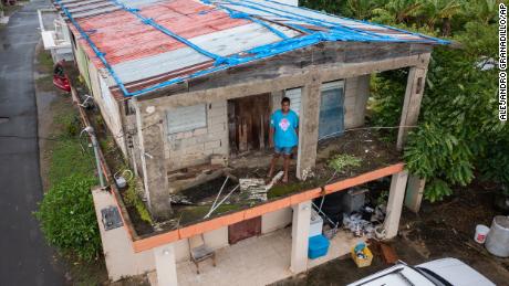 Getsabel Osorio otthonában áll, amelyet a Maria hurrikán pusztított el öt évvel ezelőtt, mielőtt Fiona megérkezett volna a Puerto Ricó-i Luisába.