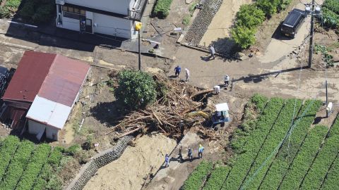 Fát és törmeléket sodort el a Talas trópusi vihar Shimadában, Shizuoka prefektúrában, Japánban 2022. szeptember 24-én.