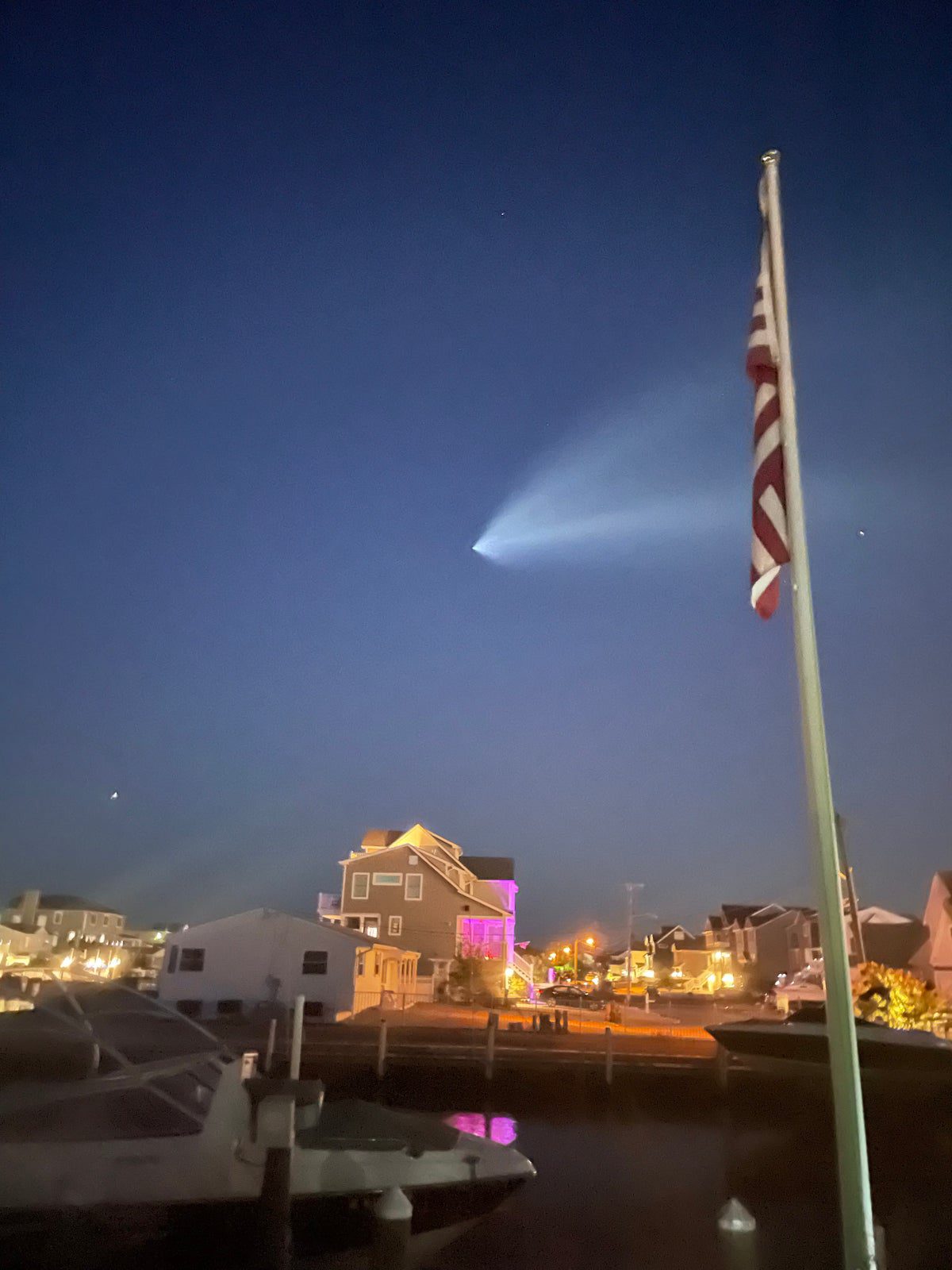 Egy SpaceX Falcon 9 rakéta gőzösvénye a Toms folyó felett.  A kép a News 12 nézőpáros New Jersey-i Michelle Arusha jóvoltából.