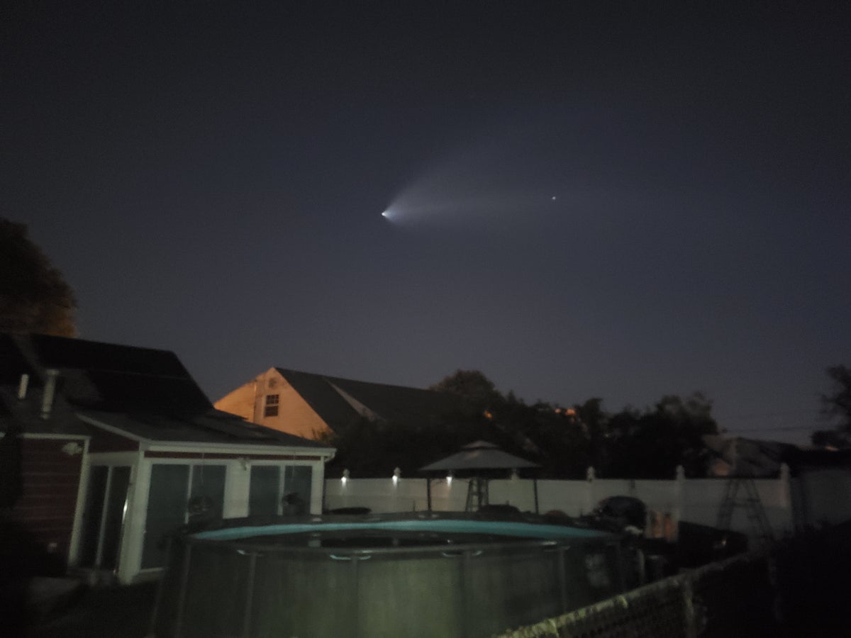Egy SpaceX Falcon 9 rakéta gőznyoma Cartart felett.  A kép a néző News 12 New Jersey nézője, Joanne Best Pollman jóvoltából.
