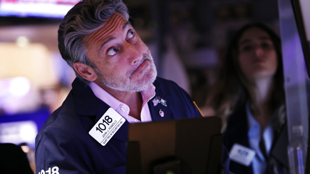 A Dow határidős jegyzései több mint 200 pontos esésben vannak, miközben a Wall Street a Federal Reserve e heti nagy ülésére készül