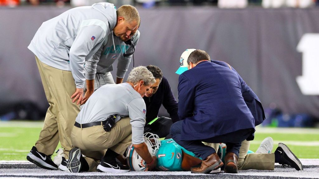 A Miami Dolphins középpályását, Tua Tagoviloát fej- és nyaksérülésekkel szállították kórházba