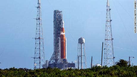 A NASA Artemis I rakétája szeptember 3-án a floridai Cape Canaveralban található Kennedy Űrközpont indítóállásán. 