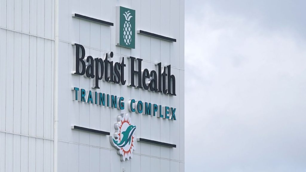 A Tampa Bay Buccaneers az Ian hurrikán előtt Dél-Floridába költözik, és a Miami Dolphins létesítményében fog gyakorolni.