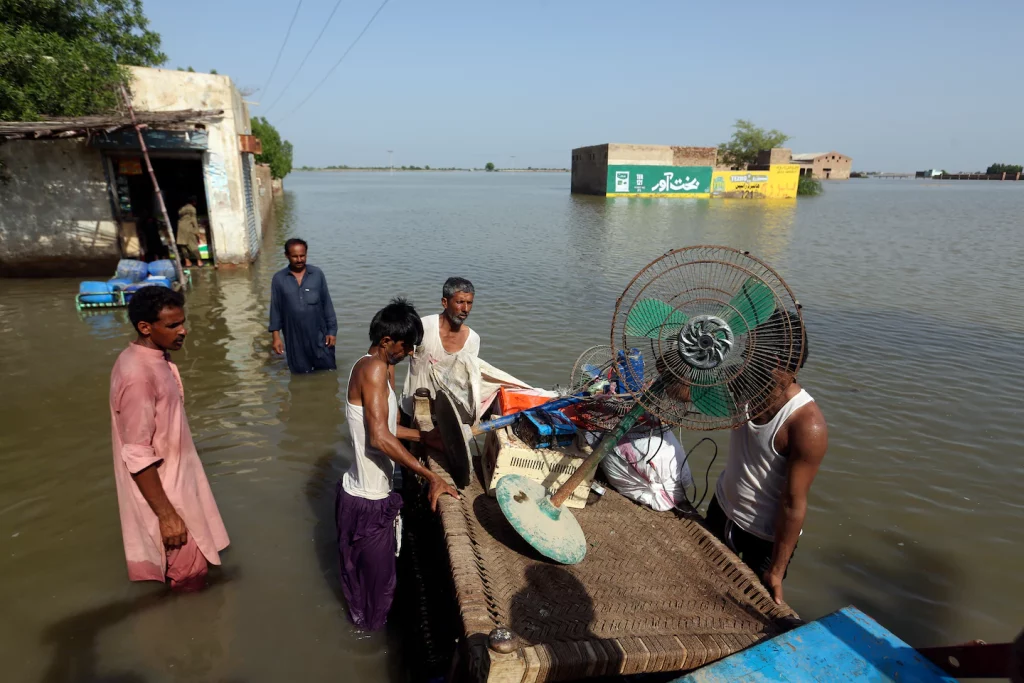A pakisztáni Manchar-tó az árvizek súlyosbodásával kitör a partján