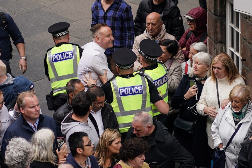 A rendőrség letartóztatta a monarchiaellenes tüntetőket a királyi rendezvényeken Angliában, Skóciában