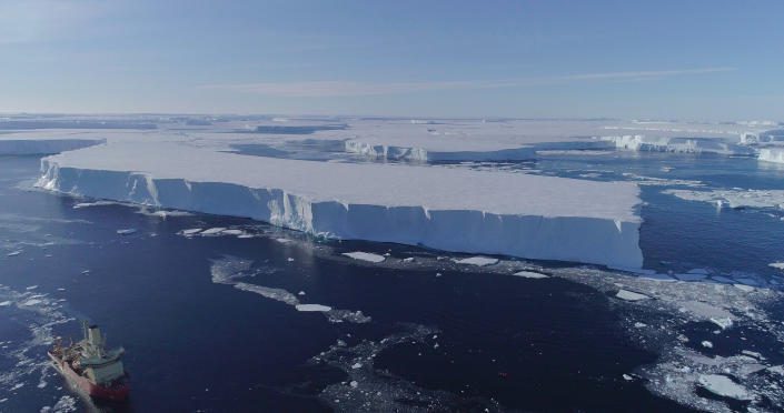 Kutatóhajó a vízben a keleti Thwaites jégtakaró szélén az Antarktiszon.